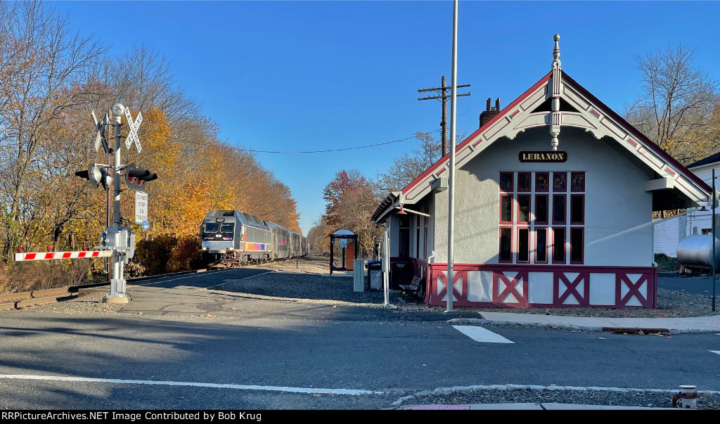 NJT 4527 calls at Lebanon, NJ with a westbound commuter train on the High Bridge Line